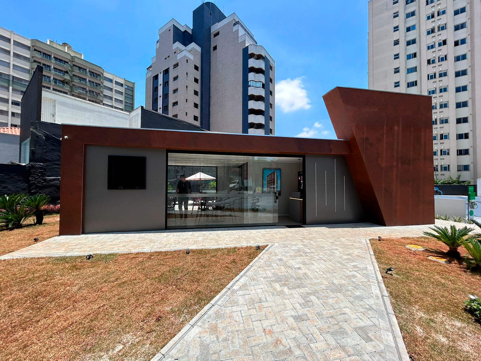 Uma nova marca do Grupo Newcom, a Newbox Modular nasce para trazer mais agilidade, eficiência e inteligência na implantação de espaços comerciais